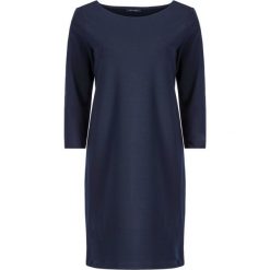 Sukienka codzienna Marc O'Polo M07 3017 59021. Niebieskie sukienki damskie Marc O'Polo, na co dzień, m, bez wzorów, z elastanu, polo, bez rękawów, proste. W wyprzedaży za 309,00 zł.