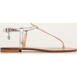Trussardi Jeans - Sandały skórzane. Szare klapki damskie Trussardi Jeans, bez wzorów, z jeansu, bez obcasa, na obcasie. Za 379,90 zł.