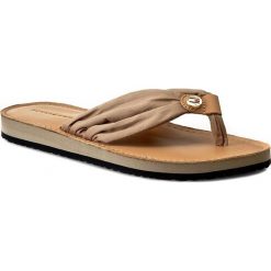 Japonki TOMMY HILFIGER - Leather Footbed Beach Sandal FW0FW00475 Cobblestone 068. Brązowe klapki damskie TOMMY HILFIGER, w paski, ze skóry, bez obcasa. W wyprzedaży za 139,00 zł.