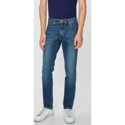 Wrangler - Jeansy. Niebieskie jeansy męskie slim marki Wrangler, z bawełny. W wyprzedaży za 219,90 zł.