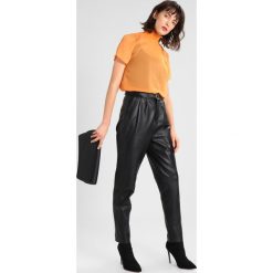 Bluzki asymetryczne: Modström FIONA Bluzka papaya