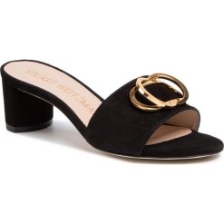 Klapki STUART WEITZMAN - Evetta S1381 Black. Czarne klapki damskie Stuart Weitzman, bez wzorów, ze skóry, bez obcasa, na obcasie. W wyprzedaży za 1119,00 zł.
