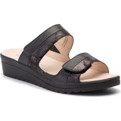 Klapki CAPRICE - 9-27203-22 Black Shin.Sue 007. Czarne klapki damskie Caprice, bez wzorów, ze skóry, bez obcasa, na obcasie. W wyprzedaży za 149,00 zł.