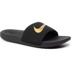 Klapki NIKE - Kawa Slide (Gs/Ps) 819352 003 Black/Metallic Gold. Czarne klapki damskie Nike, bez wzorów, ze skóry ekologicznej, bez obcasa. Za 119,00 zł.