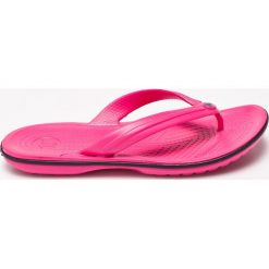 Crocs - Japonki. Różowe klapki damskie marki Crocs, bez wzorów, z materiału, bez obcasa. W wyprzedaży za 89,90 zł.