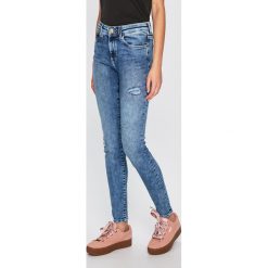 Wrangler - Jeansy Body Bespoke. Niebieskie rurki damskie marki Wrangler, z elastanu. Za 349,90 zł.