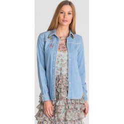 KOSZULA JEANSOWA TWINSET. Niebieskie koszule damskie Twinset, na co dzień, z aplikacjami, z bawełny, z włoskim kołnierzykiem, bez rękawów. Za 552,30 zł.