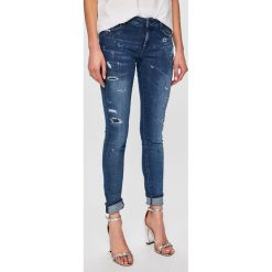 Guess Jeans - Jeansy Starlet. Niebieskie jeansy damskie Guess Jeans, z aplikacjami, z elastanu, z obniżonym stanem. Za 589,90 zł.