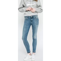 Wrangler - Jeansy. Niebieskie jeansy damskie slim marki Wrangler, z elastanu. W wyprzedaży za 299,90 zł.