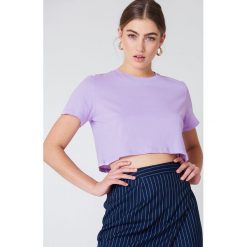 NA-KD Basic Krótki T-shirt oversize - Purple. Fioletowe t-shirty damskie marki NA-KD Basic, bez wzorów, z bawełny, klasyczne, bez kołnierzyka. W wyprzedaży za 20,47 zł.