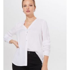 Koszulowa bluzka z zapięciem - Biały. Białe bluzki damskie Mohito. Za 119,99 zł.