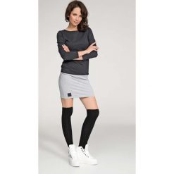 Grafitowo Szara Sukienka Dopasowana Mini z Rękawem 3/4. Szare sukienki dzianinowe Molly.pl, na co dzień, l, z aplikacjami, sportowe, z dekoltem w łódkę, mini, dopasowane. Za 95,90 zł.