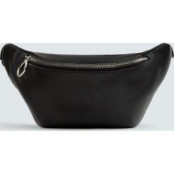Torebka nerka z kółkiem. Nerki damskie Pull&Bear, bez wzorów, bez dodatków. Za 59,90 zł.
