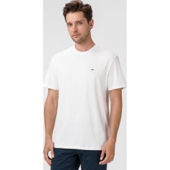 Tommy Jeans Koszulka Biały. Białe podkoszulki męskie Tommy Jeans, xxl, z haftami, z bawełny, z krótkim rękawem. Za 169,95 zł.