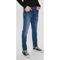 Wrangler - Jeansy Larston. Niebieskie jeansy męskie Wrangler, bez wzorów. W wyprzedaży za 269,90 zł.