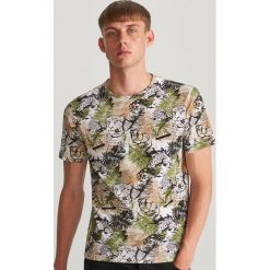 T-shirt z egzotycznym printem - Kremowy. Białe t-shirty męskie Reserved, s, bez wzorów, bez kołnierzyka. Za 49,99 zł.