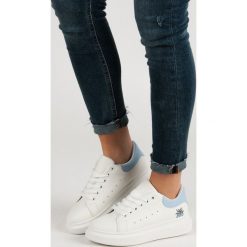 MODNE BUTY SPORTOWE. Białe trampki i tenisówki damskie marki KYLIE, bez wzorów, bez zapięcia. Za 76,90 zł.