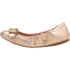 Coach STANTON BALLET Baleriny gold. Żółte baleriny damskie marki Coach, bez wzorów, ze skóry, klasyczne, bez obcasa. Za 739,00 zł.