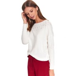 Sweter z ozdobną aplikacją. Białe swetry damskie Top Secret, na zimę, z aplikacjami, z dzianiny, klasyczne, bez rękawów, bez kaptura. Za 119,99 zł.