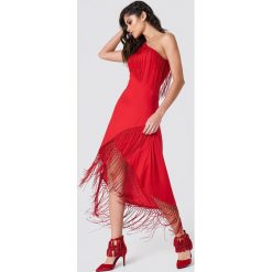 NA-KD Boho Sukienka na jedno ramię z frędzlami - Red. Czerwone sukienki damskie marki NA-KD Boho, bez wzorów, boho, bez kołnierzyka, bez rękawów, midi. W wyprzedaży za 40,38 zł.