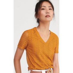 Koronkowy t-shirt - Żółty. Żółte t-shirty damskie Reserved, s, bez wzorów, z koronki, bez kołnierzyka. Za 39,99 zł.