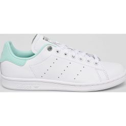Adidas Originals - Buty Stan Smith. Białe buty sportowe damskie adidas Originals, bez wzorów, ze skóry, sportowe. W wyprzedaży za 299,90 zł.