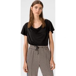 Guess Maat Koszulka Czarny. Czarne koszulki damskie Guess, xs, z aplikacjami, z elastanu, bez kołnierzyka, z krótkim rękawem. Za 262,95 zł.