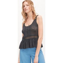 Lniany top z baskinką - Czarny. Czarne topy damskie Reserved, s, bez wzorów, ze lnu, bez kołnierzyka. W wyprzedaży za 19,99 zł.