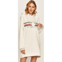 Tommy Hilfiger - Sukienka. Białe sukienki damskie TOMMY HILFIGER, na co dzień, s, z aplikacjami, z bawełny, casualowe, z okrągłym kołnierzem, z długim rękawem, długie, mini, proste. W wyprzedaży za 449,90 zł.