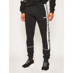 Spodnie dresowe Fila Tevin 687699. Szare jeansy męskie Fila, xs, bez wzorów, z jeansu. W wyprzedaży za 209,00 zł.