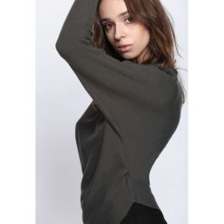 Ciemnozielony Sweter Distant Drums. Czarne swetry klasyczne damskie marki Born2be, l. Za 69,99 zł.