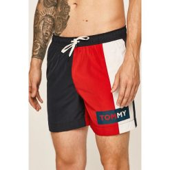 Tommy Hilfiger - Kąpielówki. Niebieskie kąpielówki męskie TOMMY HILFIGER, s, z nadrukiem, z poliesteru. W wyprzedaży za 199,90 zł.