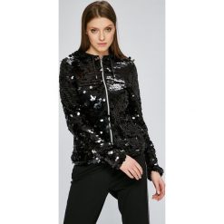 Guess Jeans - Kurtka Florence. Czarne kurtki damskie marki Guess Jeans, s, z aplikacjami, z elastanu, krótkie, z kapturem. W wyprzedaży za 399,90 zł.