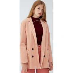 Sztruksowa marynarka dwurzędowa. Czerwone marynarki i żakiety damskie marki Pull&Bear, ze sztruksu. Za 159,00 zł.