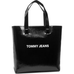 Torebka TOMMY JEANS - Tjw Modern Girl Tote AW0AW006231 002. Czarne torebki klasyczne damskie Tommy Jeans, bez wzorów, z jeansu, klasyczne, duże, bez dodatków. W wyprzedaży za 349,00 zł.