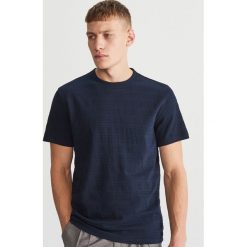 T-shirt z prążkowanym wzorem - Granatowy. Niebieskie t-shirty męskie Reserved, s, bez wzorów, prążkowane, bez kołnierzyka. Za 49,99 zł.