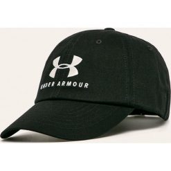 Under Armour - Czapka. Czarne czapki damskie z bawełny. W wyprzedaży za 49,90 zł.