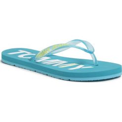 Japonki TOMMY JEANS - Pop Color Beach Sandal EN0EN00849 Exotic Teal CTX. Niebieskie klapki damskie Tommy Jeans, bez wzorów, z jeansu, bez obcasa. W wyprzedaży za 109,00 zł.