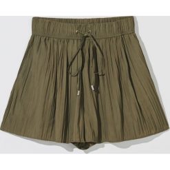 Plisowane szorty casual - Khaki. Brązowe szorty damskie Mohito, bez wzorów, casualowe. Za 69,99 zł.