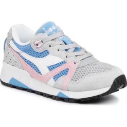 Sneakersy DIADORA - N9000 Wn 501.174326 01 C7885 Alaskan Blue/Pristine. Szare półbuty damskie Diadora, na co dzień, bez wzorów, z zamszu, bez obcasa, na płaskiej podeszwie, bez zapięcia. W wyprzedaży za 399,00 zł.