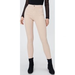 Spodnie skinny fit - Kremowy. Białe spodnie damskie Sinsay, bez wzorów. Za 39,99 zł.