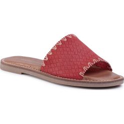Klapki TAMARIS - 1-27119-34 Coral 562. Czerwone klapki damskie Tamaris, bez wzorów, ze skóry, bez obcasa, na obcasie. W wyprzedaży za 139,00 zł.
