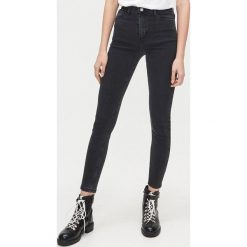 Jeansy high waist - Szary. Szare jeansy damskie Cropp, z podwyższonym stanem. Za 89,99 zł.