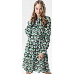 Zielona Sukienka Elia. Zielone sukienki damskie Born2be, na imprezę, xl, bez wzorów, eleganckie, bez kołnierzyka, bez rękawów, długie, midi. Za 69,99 zł.