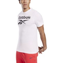 REEBOK GRAPHIC SERIES STACKED TEE > FP9152. Koszulki męskie Reebok, m, bez wzorów, z bawełny, klasyczne, bez kołnierzyka, z krótkim rękawem, krótkie. Za 89,99 zł.