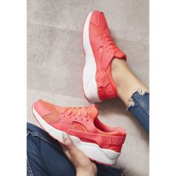 Koralowe Buty Sportowe Peris. Pomarańczowe buty sportowe damskie Born2be, z tkaniny, sportowe. Za 79,99 zł.