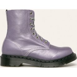 Dr Martens - Workery skórzane. Fioletowe workery damskie ze skóry, z okrągłym noskiem, na sznurówki. W wyprzedaży za 499,90 zł.