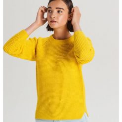 Sweter o drobnym splocie - Żółty. Żółte swetry damskie Cropp, s, bez wzorów, ze splotem, bez rękawów, bez kaptura. Za 59,99 zł.