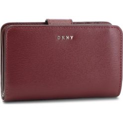 Duży Portfel Damski DKNY - Bryant Sm Carryall R8313659 Blood Red XOD. Czerwone portfele damskie DKNY, bez wzorów, ze skóry. W wyprzedaży za 319,00 zł.