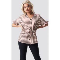 NA-KD Boho Frill Sleeve Tie Waist Top - Purple,Beige. Brązowe topy damskie marki NA-KD Boho, bez wzorów, bez kołnierzyka. Za 141,95 zł.